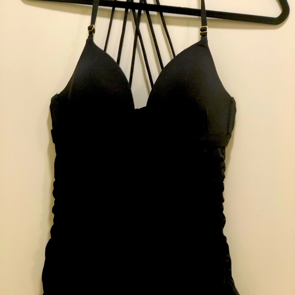 Athletic top. Black.